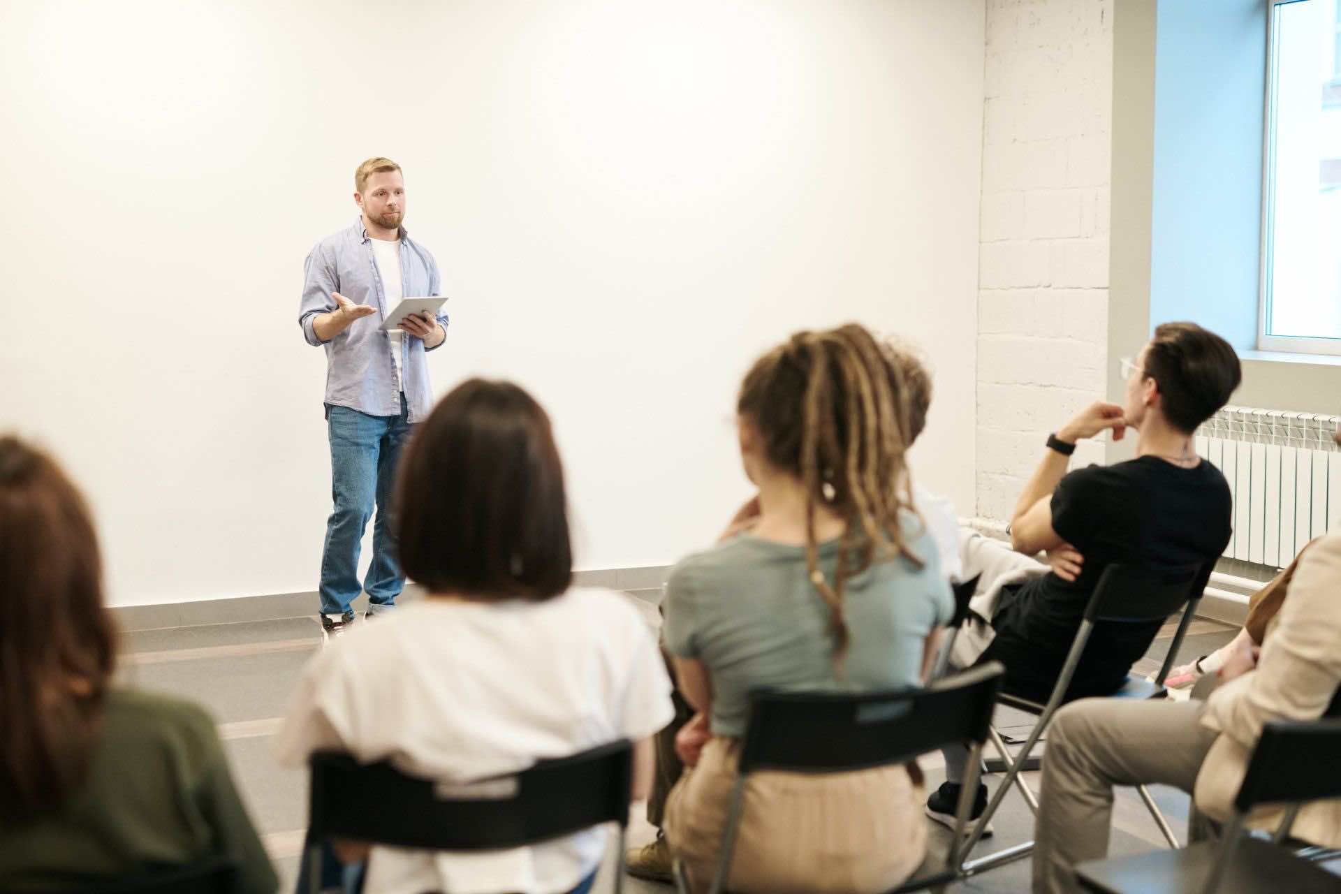 Employee Development in 2025: Choosing Between Online and Face-to-Face Training